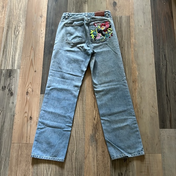 Original Denim by EXIT Jeans in Light Wash with Embroidered Back Pocket Size: 26 - Picture 9 of 16